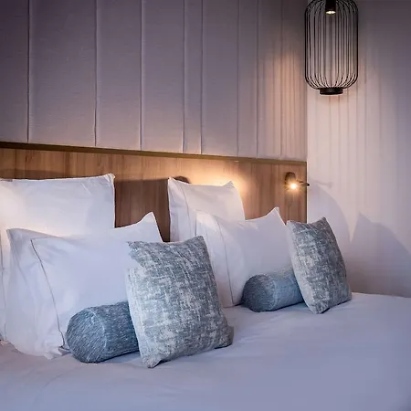 Golden Tulip Lyon Ouest Techlid Hotel 4*